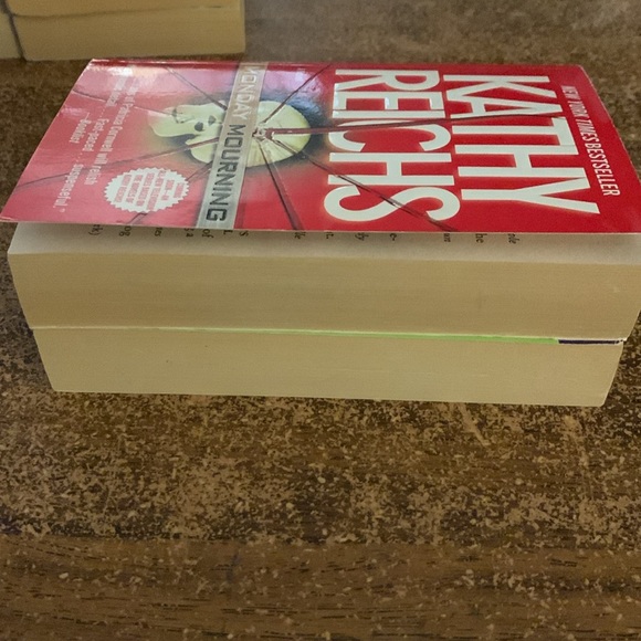 (3 for $20)2 Kathy Reichs novels - Picture 2 of 8